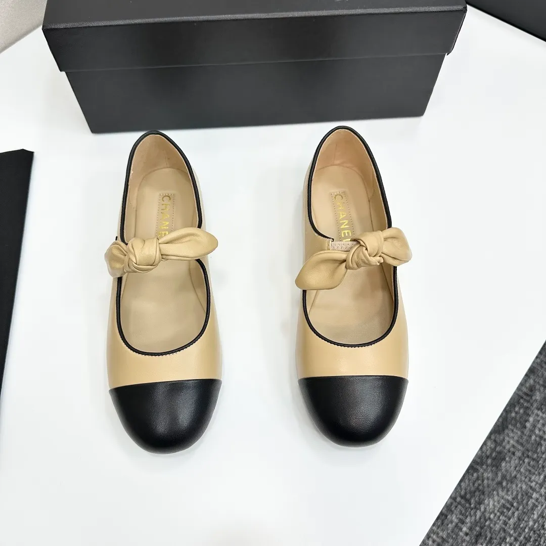 👟👟Ex-factory price 480👟👟 Chanel 25C Early Spring Mary Jane Shoes Series This season’s shoes are all great! The pure black Mary Jane is very comfortable on the feet and the upper leather is also very soft, so you don’t have to worry about rubbing your feet. The bunny ears are also very cute, and the black and white color matching and black fabric cover are very nice. Upper cowhide, inner sheepskin, genuine leather outsole Size: 35-39 40/41 Customized, non-refundable and non-exchangeable